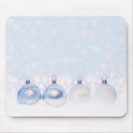 Weihnachtsbälle auf Schnee zum Feiern Mousepad