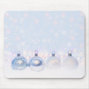 Weihnachtsbälle auf Schnee zum Feiern Mousepad