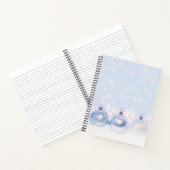 Weihnachtsbälle auf Schnee zum Feiern Notizblock (Innenseite)