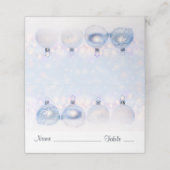 Weihnachtsbälle auf Schnee zum Feiern Platzkarte (Außenseite Aufgefaltet)