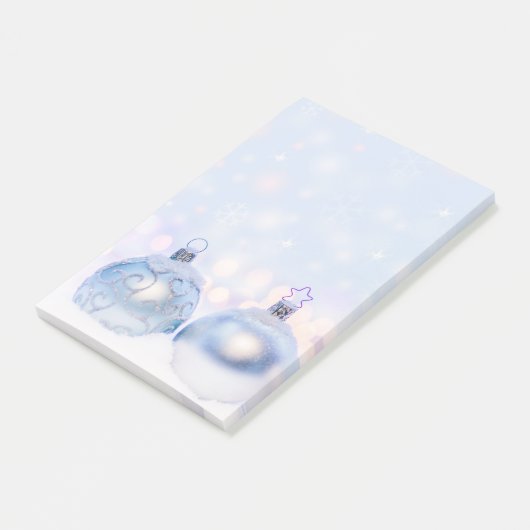 Weihnachtsbälle auf Schnee zum Feiern Post-it Klebezettel (angewinkelt)