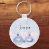 Weihnachtsbälle auf Schnee zum Feiern Schlüsselanhänger (Vorderseite)
