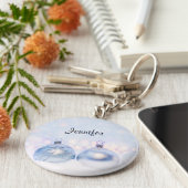 Weihnachtsbälle auf Schnee zum Feiern Schlüsselanhänger (Seite)