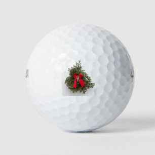 Weihnachtsband und Baum in einer Scheune Golfball
