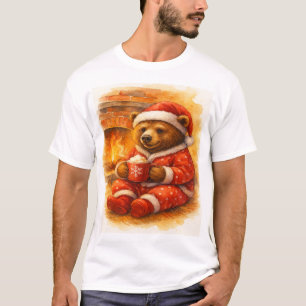 Weihnachtsbär in roten Pyjamas am Kamin T-Shirt
