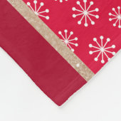 Weihnachtsbär mit Geschenk und Schneeflocken, rot Fleecedecke (Ecke)