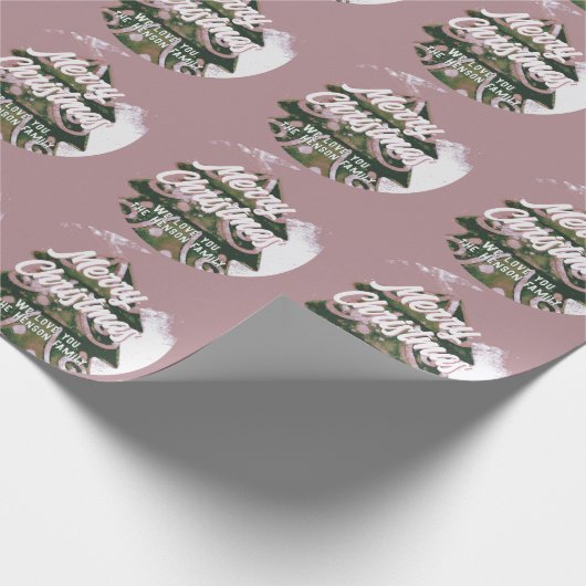 Weihnachtsbaum Artistic Green Pink Merry Script Geschenkpapier (Ecke)