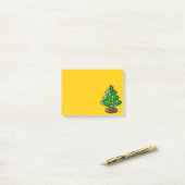 Weihnachtsbaum auf dem Gelben Post Es Notiz (Auf Schreibtisch)