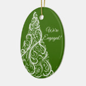 Weihnachtsbaum auf der Grünen Winter-Verlobung Keramik Ornament (Links)