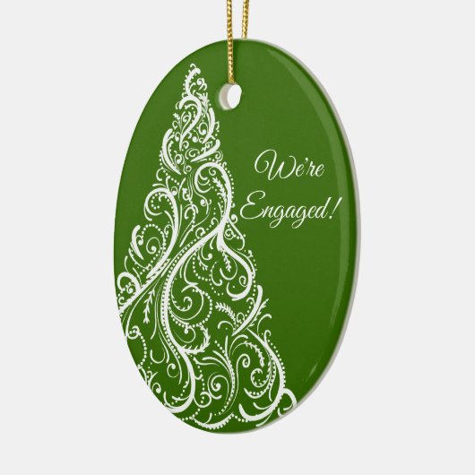 Weihnachtsbaum auf der Grünen Winter-Verlobung Keramik Ornament (Links)