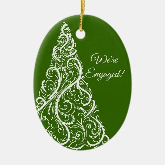 Weihnachtsbaum auf der Grünen Winter-Verlobung Keramik Ornament (Vorne)