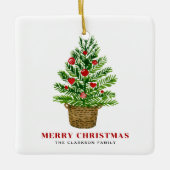 Weihnachtsbaum auf einem Wicker Korb Frohe Weihnac Keramikornament (Vorderseite)