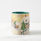 Weihnachtsbaum auf einer schneebedeckten Winterstr Tasse (Zentrum)