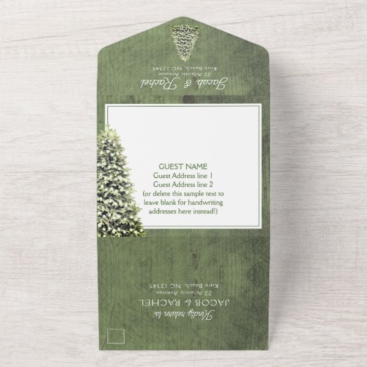 Weihnachtsbaum auf grünem Holz Rustikale Hochzeit All In One Einladung (Außenbereich)