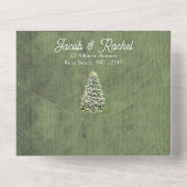 Weihnachtsbaum auf grünem Holz Rustikale Hochzeit All In One Einladung (Rückseite)
