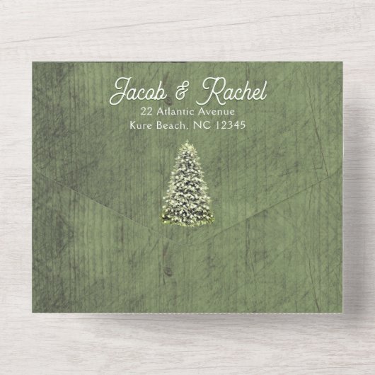 Weihnachtsbaum auf grünem Holz Rustikale Hochzeit All In One Einladung (Rückseite)