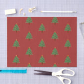 Weihnachtsbaum auf rotem Seidenpapier (Handwerk)