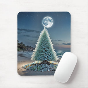 Weihnachtsbaum aus Meerglas am Strand Mousepad