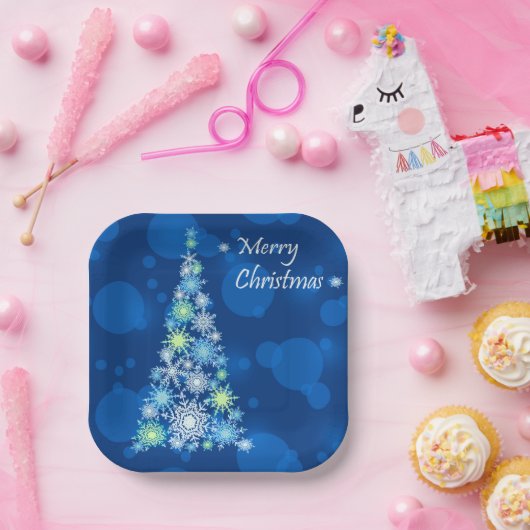 Weihnachtsbaum aus Schneeflocken. Pappteller (Party)