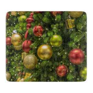 Weihnachtsbaum dekoriert schneidebrett