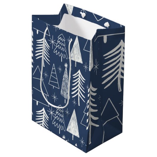 Weihnachtsbaum - Evergreen Tree - Pine Tree Blue Mittlere Geschenktüte (Vorderseite Schrägansicht)