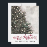 Weihnachtsbaum frohe Weihnachten<br><div class="desc">Weihnachtsbaum frohe Weihnachten mit leuchtenden Lichtern und einer lebendigen modernen Schrift Typografie Weihnachtskarte. Fügen Sie Ihren Familiennamen hinzu.</div>