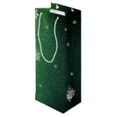 Weihnachtsbaum Glitzer und Schneeflocken | Grün Geschenktüte Für Weinflaschen (Rückseite Schrägansicht)