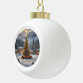 Weihnachtsbaum in einem Bergdorf Keramik Kugel-Ornament (Rechts)