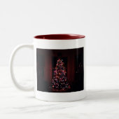 Weihnachtsbaum in Fensterbild Zweifarbige Tasse (Links)