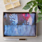 Weihnachtsbaum mit Dekorationen dekoriert Seidenpapier (Geschenk)