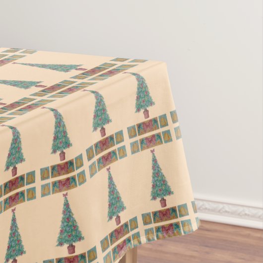 Weihnachtsbaum mit Dekorationsrot beugt Tischdecke (Beispiel)