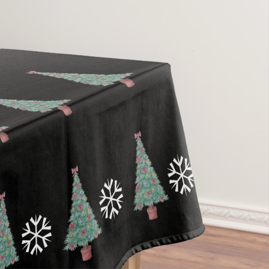 Weihnachtsbaum mit Dekorationsrot beugt Tischdecke (Beispiel)