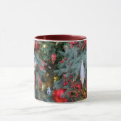 Weihnachtsbaum mit goldenem, rotem Spielzeug. Tasse (Zentrum)