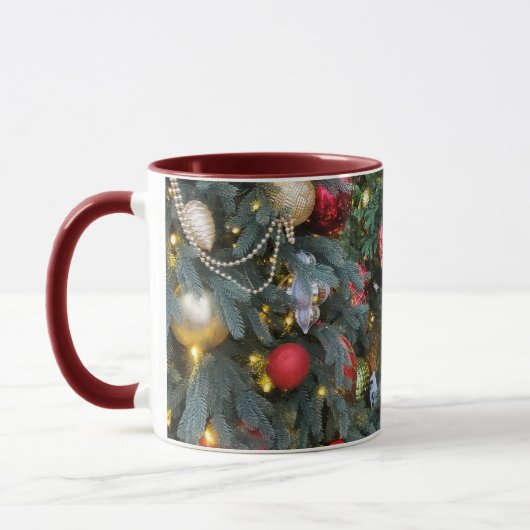 Weihnachtsbaum mit goldenem, rotem Spielzeug. Tasse (Links)