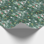 Weihnachtsbaum mit Holly Berries & Schneeflocken Geschenkpapier (Ecke)