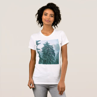 Weihnachtsbaum mit Schnee T-Shirt