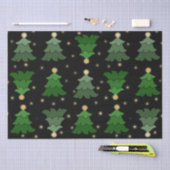 Weihnachtsbaum mit Sternen auf schwarz Seidenpapier (Handwerk)