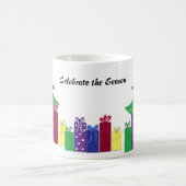 Weihnachtsbaum mit verpackten Geschenken Kaffeetasse (Mittel)