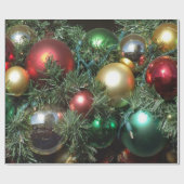 Weihnachtsbaum mit Verzierungen und Geschenkpapier (Flach)