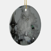 Weihnachtsbaum mit weißen Federn und Dekorationen Keramik Ornament (Rechts)