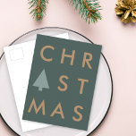 Weihnachtsbaum | Modernes Minimalistisches Gold un Postkarte<br><div class="desc">Einfache,  stilvolle "Weihnachts" Zitat-Postkarte mit minimalistischem Weiß-Weihnachtsbaumdesign und Goldtext in moderner Typografie in einem skandinavischen Stil auf einem waldgrünen Hintergrund. Der Text kann mit eigenen Briefen für das perfekte Urlaubsgeschenk angepasst werden! | #christmas #holidays #postcards #xmas #scandinavian #scandinavian #modern #minimalist</div>