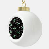 Weihnachtsbaum Nahtloses Muster Keramik Kugel-Ornament (Rechts)