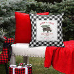 Weihnachtsbaum Ranch Santa Bison Buffalo Kariert Kissen<br><div class="desc">Illustration eines Büffelbisons mit Weihnachtsmannmütze,  der an den Rücken des Weihnachtsbaumes gebunden ist. Schwarz-Weiß Büffel karierte Randgestaltung mit schwarzem und rotem Text.</div>