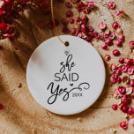 Weihnachtsbaum Sie sagte ja Verlobt Keramikornament<br><div class="desc">Dieser Weihnachtsbaum "she say yes" ist die perfekte romantische Weihnachtsbaumdekoration. Das Design besteht aus einem Diamantring und den Worten "sie sagte ja" mit dem Jahr und einem kleinen Herz,  die alle wie ein Weihnachtsbaum angeordnet sind.</div>