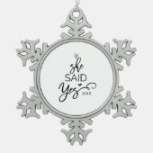 Weihnachtsbaum Sie sagte ja Verlobt Schneeflocken Zinn-Ornament (Vorderseite)