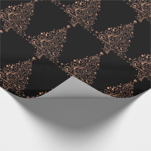 Weihnachtsbaum spielt schwarzes metallisches geschenkpapier (Ecke)