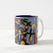 Weihnachtsbaum-Tasse Zweifarbige Tasse (VorderseiteRechts)