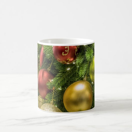 Weihnachtsbaum und Ornamente Weißer Kaffee Tasse (Mittel)
