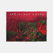 Weihnachtsbaum und rote Berries im roten Hintergru Fleecedecke (Vorderseite (Horizontal))