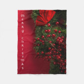 Weihnachtsbaum und rote Berries im roten Hintergru Fleecedecke (Vorderseite)